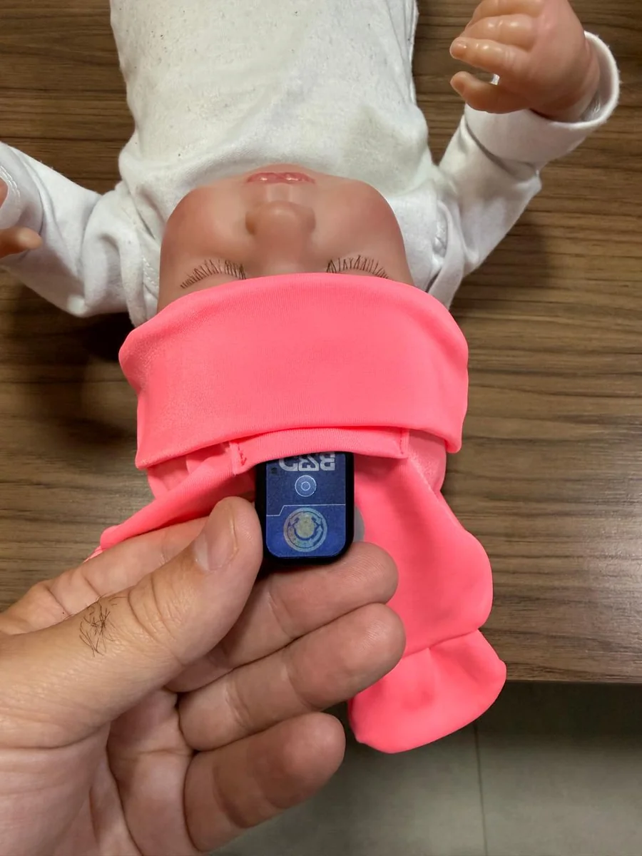GonioBaby fixado na touca